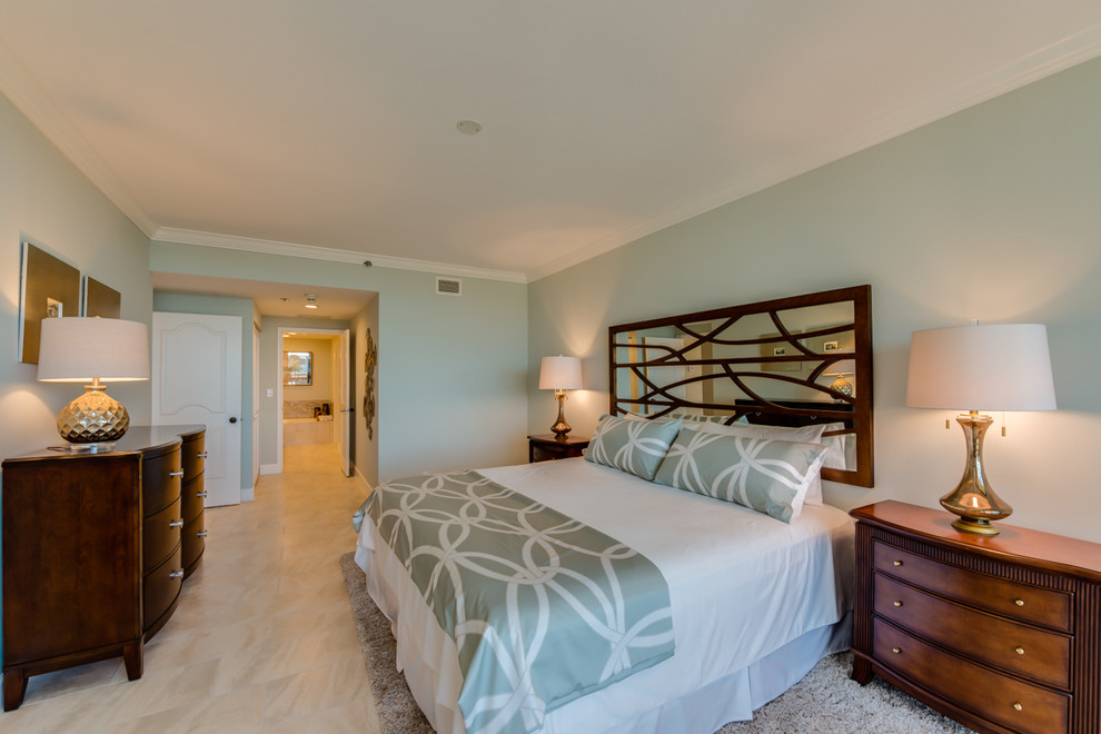 Mittelgroßes Klassisches Hauptschlafzimmer ohne Kamin mit blauer Wandfarbe, Keramikboden und beigem Boden in Tampa
