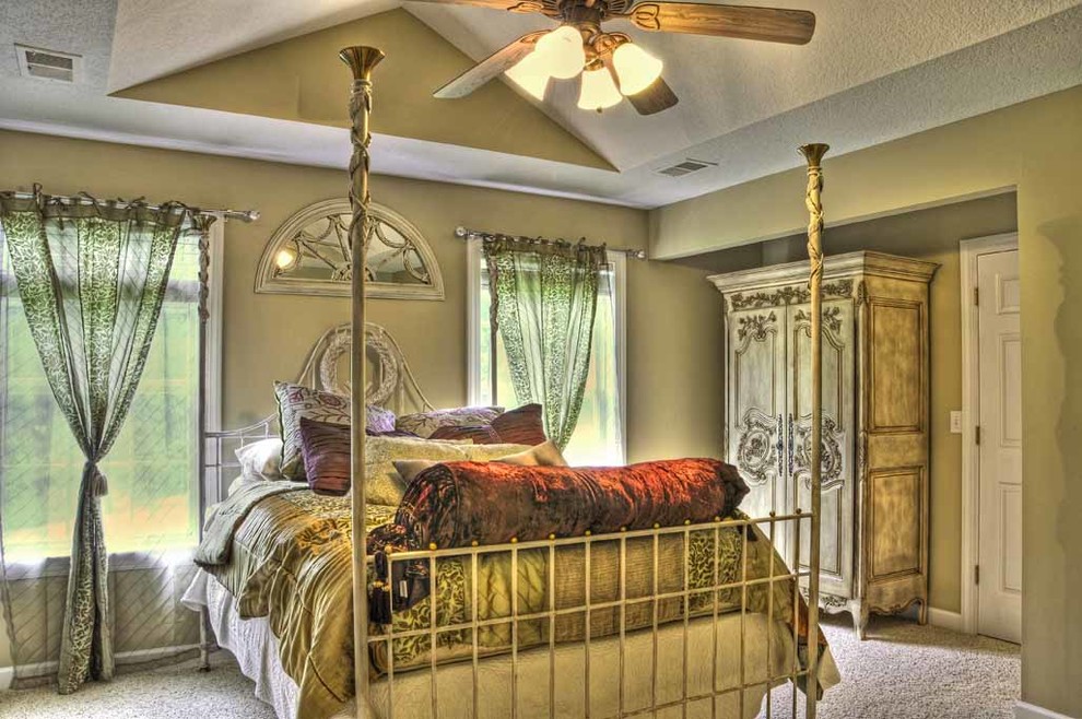 Bild på ett vintage sovrum, med beige väggar och heltäckningsmatta