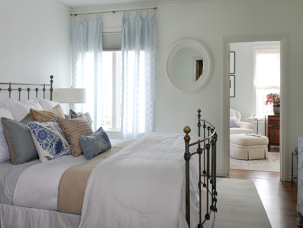 Klassisches Schlafzimmer ohne Kamin mit weißer Wandfarbe und braunem Holzboden in San Francisco