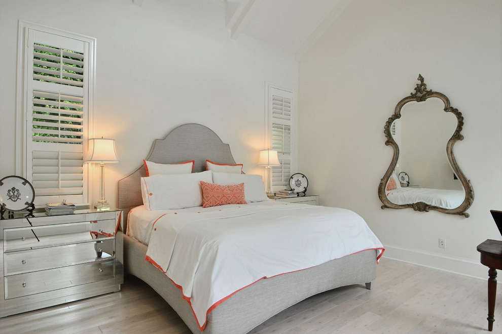 Ejemplo de dormitorio bohemio con paredes blancas, suelo de madera clara y suelo gris