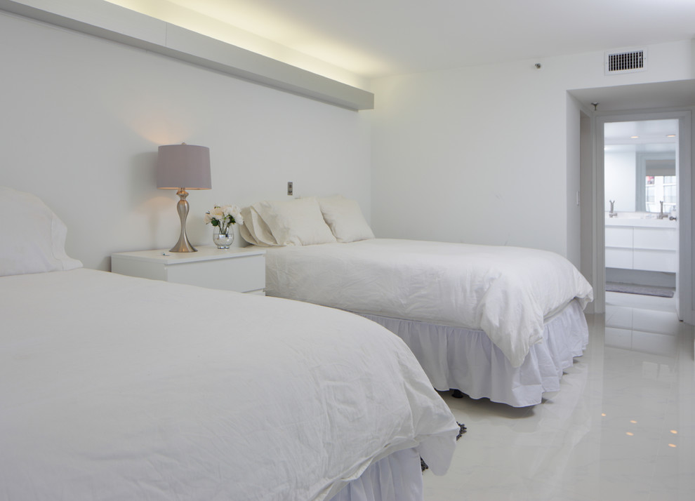 Esempio di una camera da letto classica con pareti bianche e pavimento in gres porcellanato