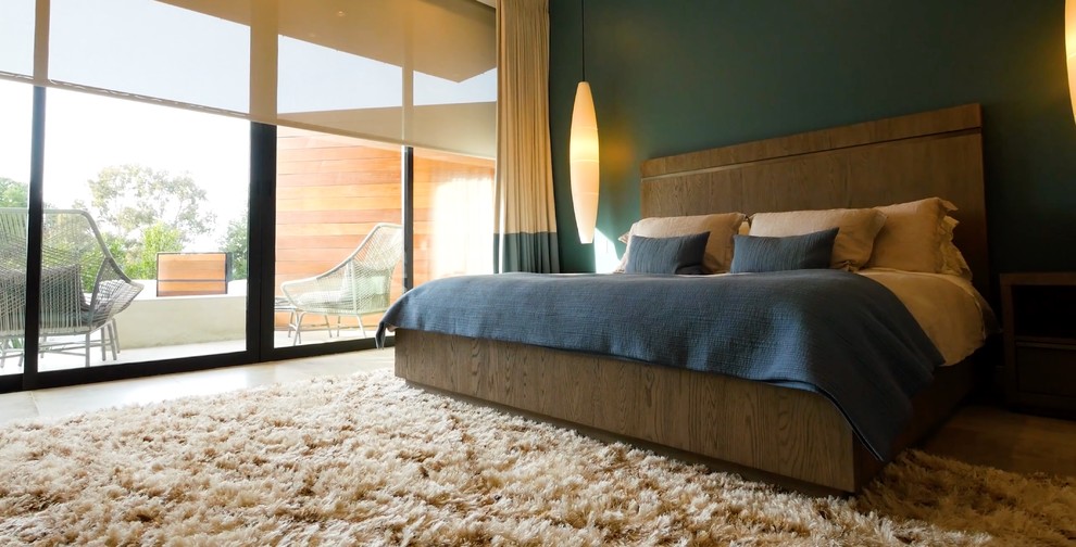 На фото: большая хозяйская спальня в современном стиле с зелеными стенами и бежевым полом