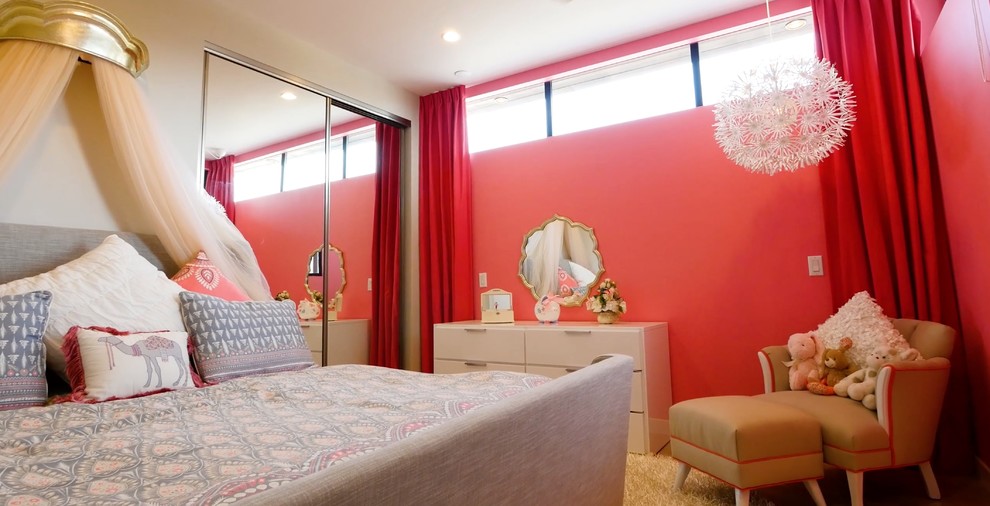 Mittelgroßes Mediterranes Gästezimmer mit roter Wandfarbe, Teppichboden und beigem Boden in San Diego