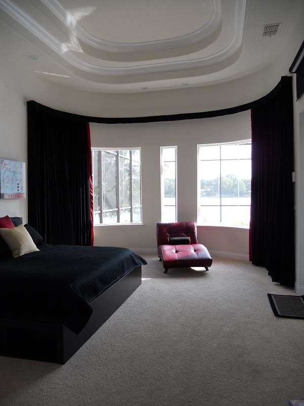 Großes Modernes Hauptschlafzimmer ohne Kamin mit weißer Wandfarbe und Teppichboden in Indianapolis