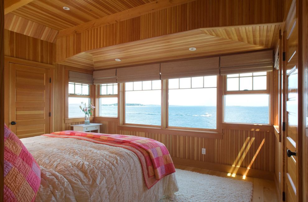 Imagen de dormitorio marinero con suelo de madera en tonos medios