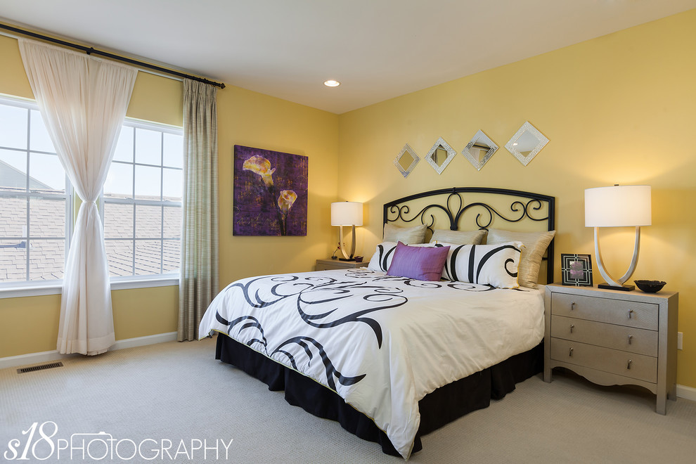 Идея дизайна: большая хозяйская спальня в современном стиле с желтыми стенами и ковровым покрытием