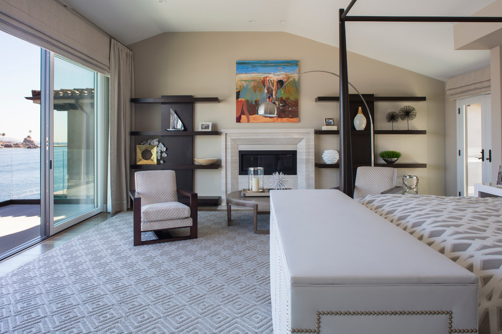 Großes Modernes Hauptschlafzimmer mit beiger Wandfarbe, Teppichboden, Kamin, Kaminumrandung aus Stein und beigem Boden in Orange County