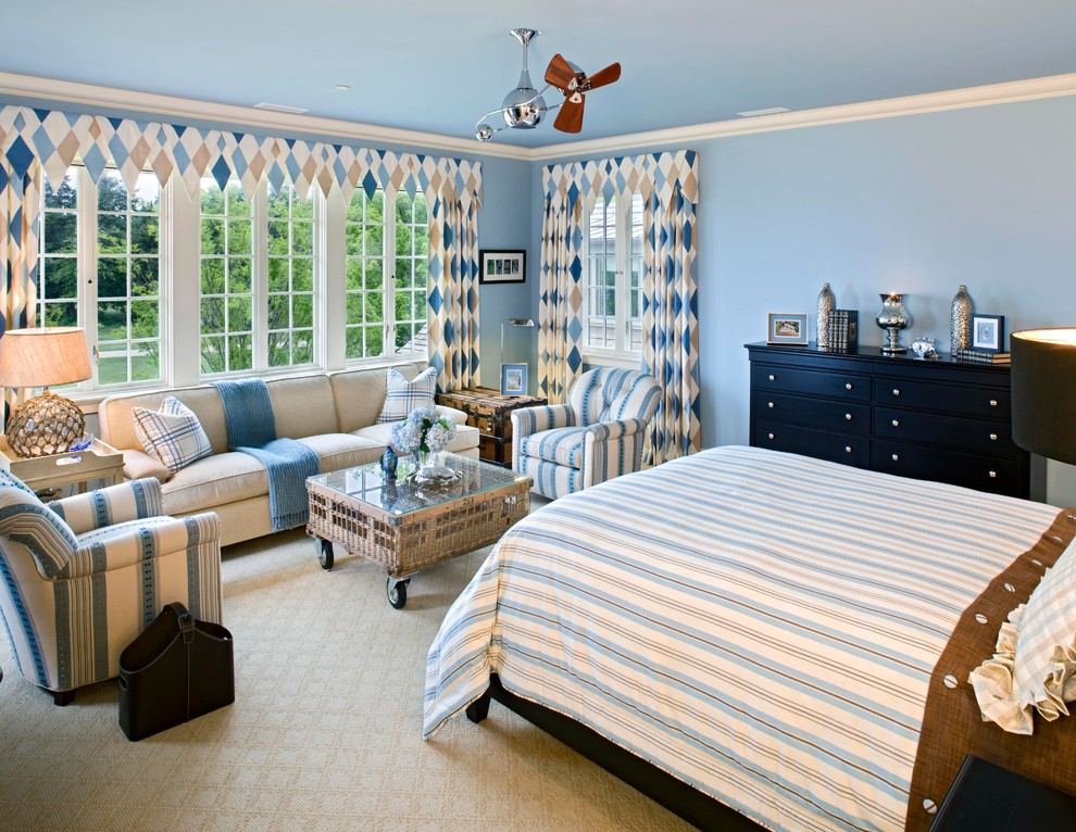 Idee per una camera da letto tradizionale con pareti blu e moquette