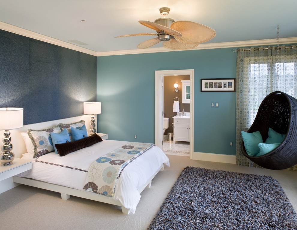Diseño de dormitorio contemporáneo grande sin chimenea con paredes azules y moqueta