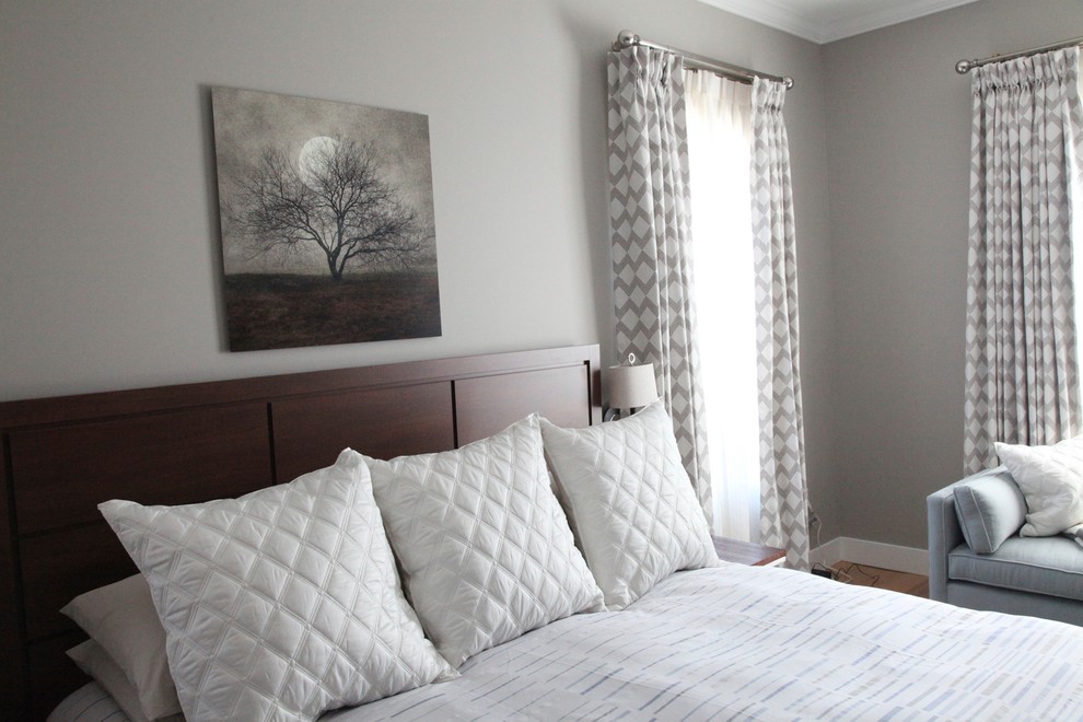Стильный дизайн: хозяйская спальня среднего размера в современном стиле с коричневыми стенами и светлым паркетным полом - последний тренд