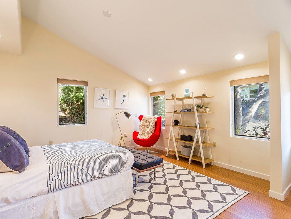 Ejemplo de habitación de invitados retro de tamaño medio sin chimenea con paredes blancas y suelo de madera clara