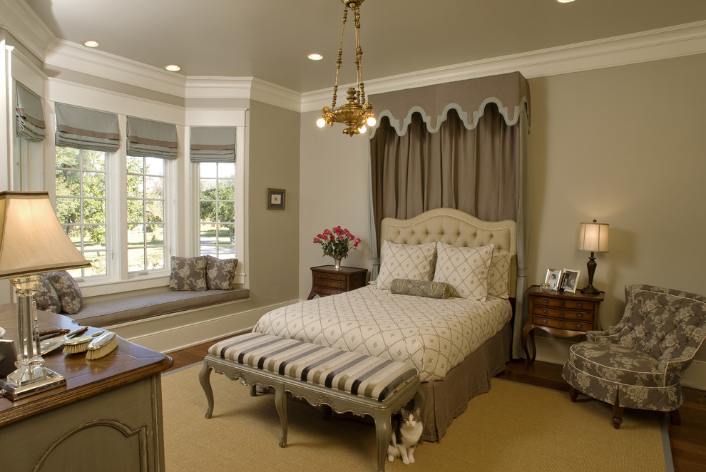 Diseño de dormitorio principal clásico grande sin chimenea con paredes beige y suelo de madera oscura