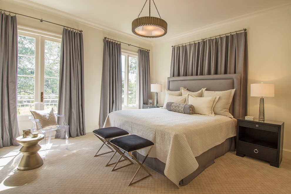 Diseño de dormitorio clásico con paredes blancas, moqueta y suelo beige