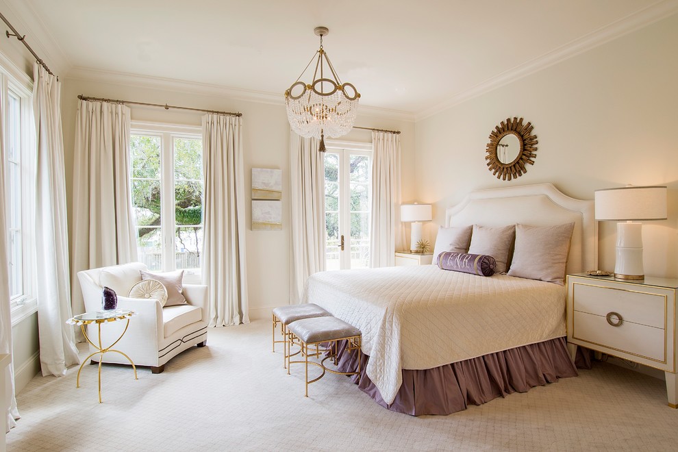 Foto di una camera da letto tradizionale con pareti bianche, moquette e pavimento bianco