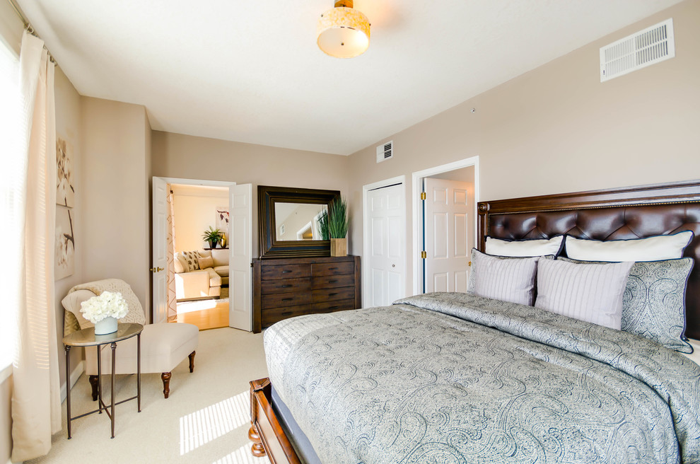 На фото: маленькая хозяйская спальня в стиле рустика с серыми стенами и ковровым покрытием без камина для на участке и в саду с