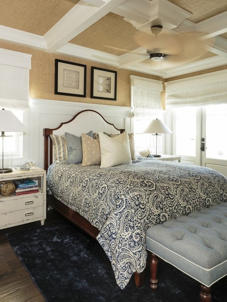 Foto di una camera da letto stile marino con pareti beige e parquet scuro