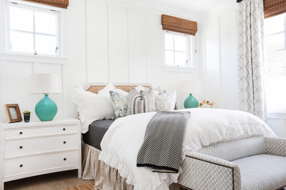 Стильный дизайн: гостевая спальня среднего размера, (комната для гостей) в морском стиле с белыми стенами и светлым паркетным полом - последний тренд