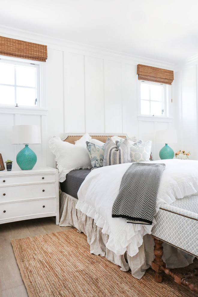 На фото: гостевая спальня среднего размера, (комната для гостей) в морском стиле с белыми стенами и светлым паркетным полом