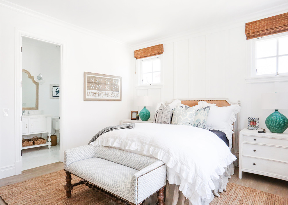 На фото: гостевая спальня среднего размера, (комната для гостей) в морском стиле с белыми стенами и светлым паркетным полом