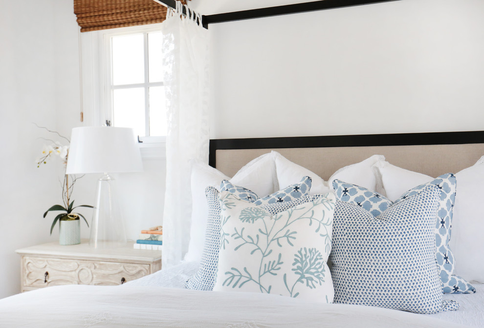 Mittelgroßes Maritimes Hauptschlafzimmer mit weißer Wandfarbe und hellem Holzboden in Orange County
