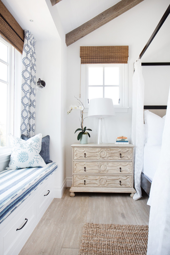 Ejemplo de dormitorio principal marinero de tamaño medio con paredes blancas y suelo de madera clara