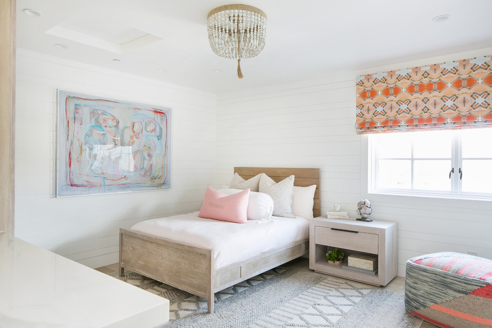 Foto de dormitorio costero con paredes blancas y suelo de madera clara