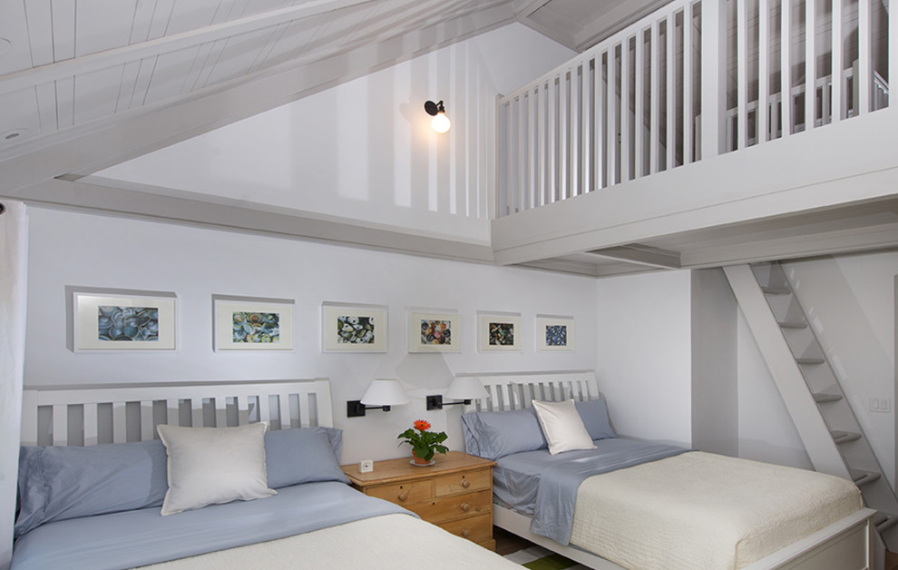 Ejemplo de dormitorio tipo loft marinero de tamaño medio sin chimenea con paredes blancas, suelo de madera oscura y suelo marrón