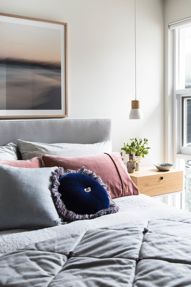 Свежая идея для дизайна: хозяйская спальня в скандинавском стиле с белыми стенами - отличное фото интерьера
