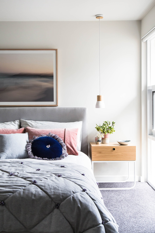 Nordisches Hauptschlafzimmer mit weißer Wandfarbe, Teppichboden und grauem Boden in Melbourne