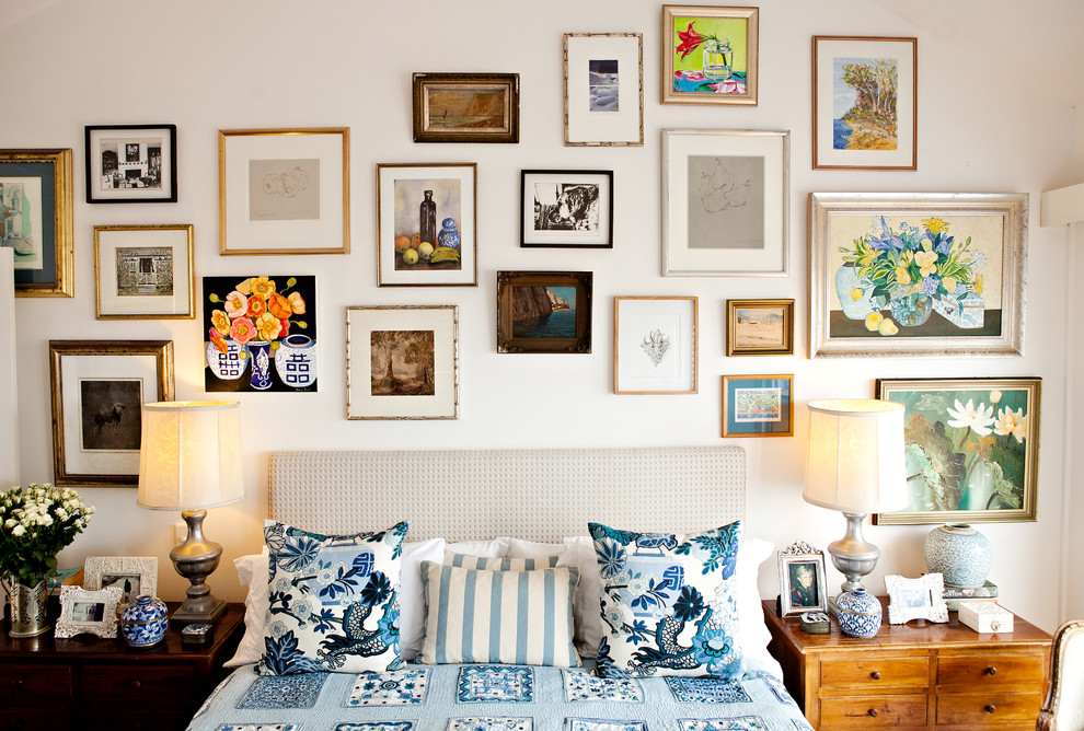 ブリスベンにあるトラディショナルスタイルのおしゃれな寝室 (白い壁) のレイアウト