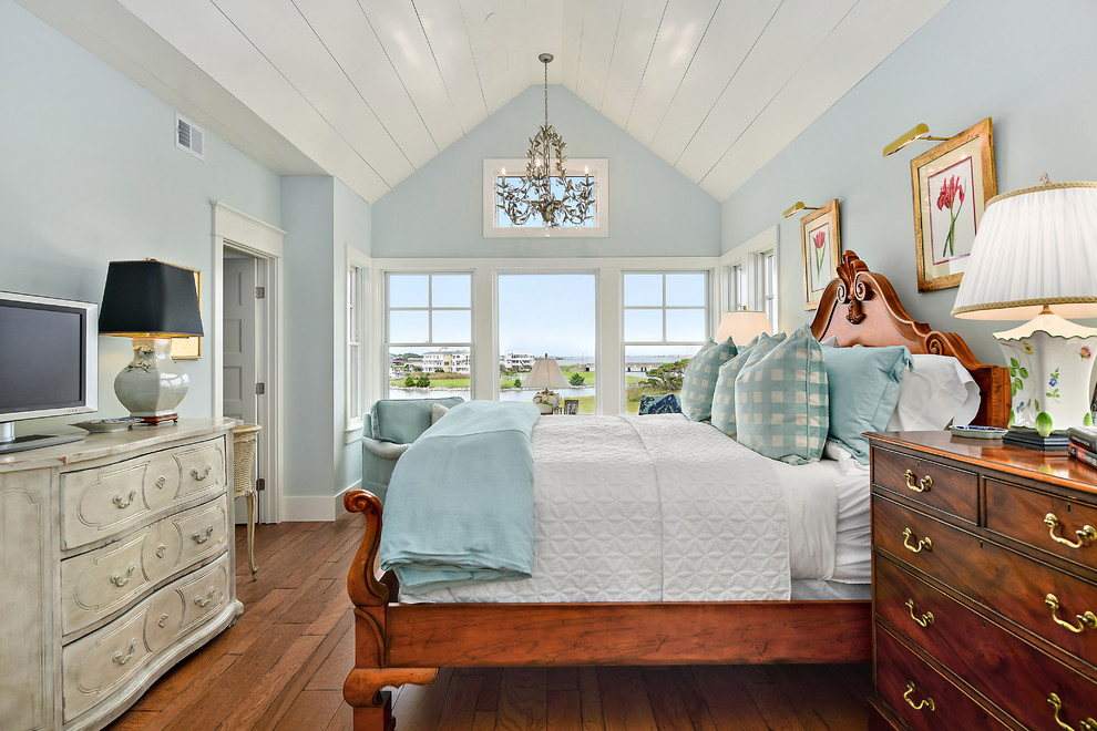Стильный дизайн: большая хозяйская спальня в стиле шебби-шик с синими стенами, паркетным полом среднего тона и коричневым полом без камина - последний тренд