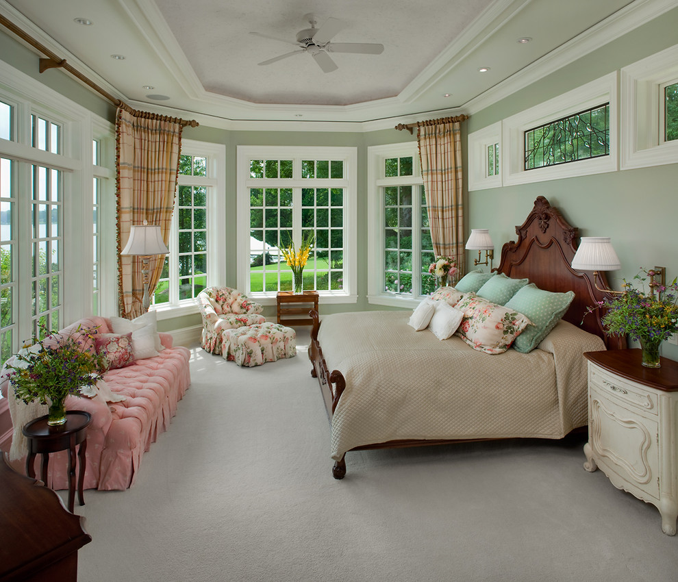 Exemple d'une très grande chambre chic avec un mur vert et aucune cheminée.