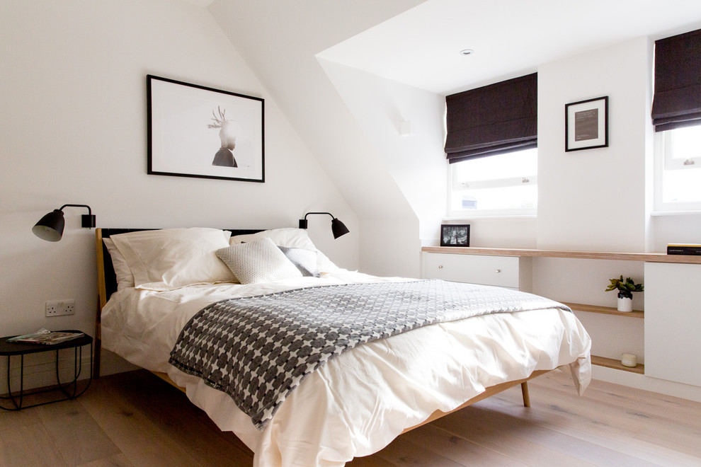 ロンドンにある中くらいなコンテンポラリースタイルのおしゃれな主寝室 (白い壁、淡色無垢フローリング) のインテリア