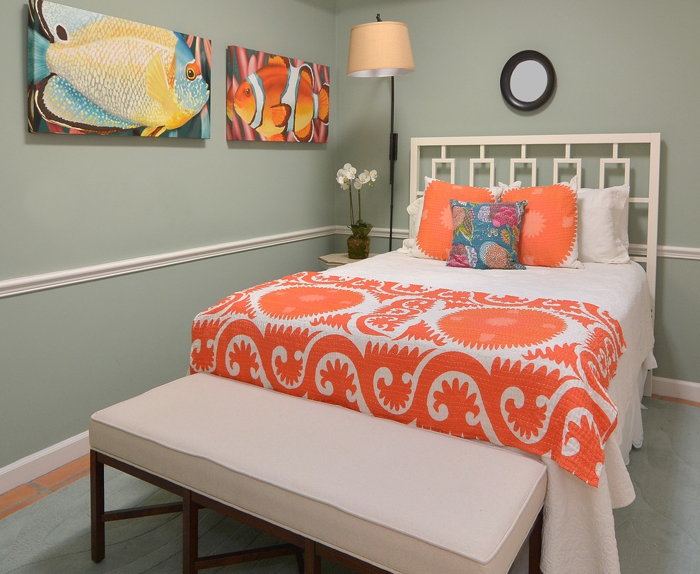 Свежая идея для дизайна: гостевая спальня (комната для гостей): освещение в морском стиле с зелеными стенами и полом из терракотовой плитки - отличное фото интерьера