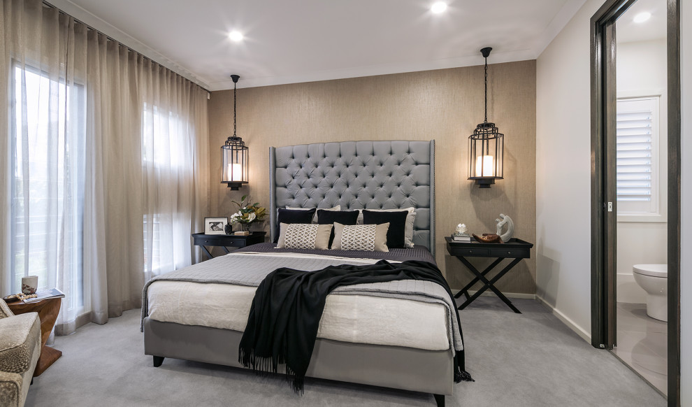 他の地域にある中くらいなトランジショナルスタイルのおしゃれな主寝室 (白い壁、カーペット敷き、グレーの床、グレーとブラウン)