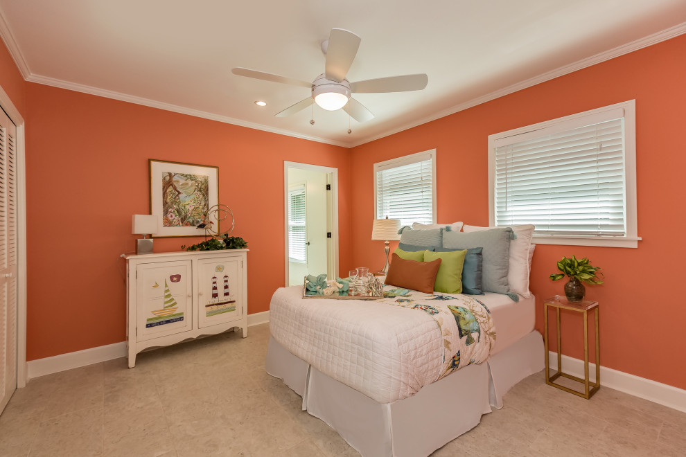 Свежая идея для дизайна: большая гостевая спальня (комната для гостей) в стиле фьюжн с оранжевыми стенами, полом из травертина и бежевым полом - отличное фото интерьера