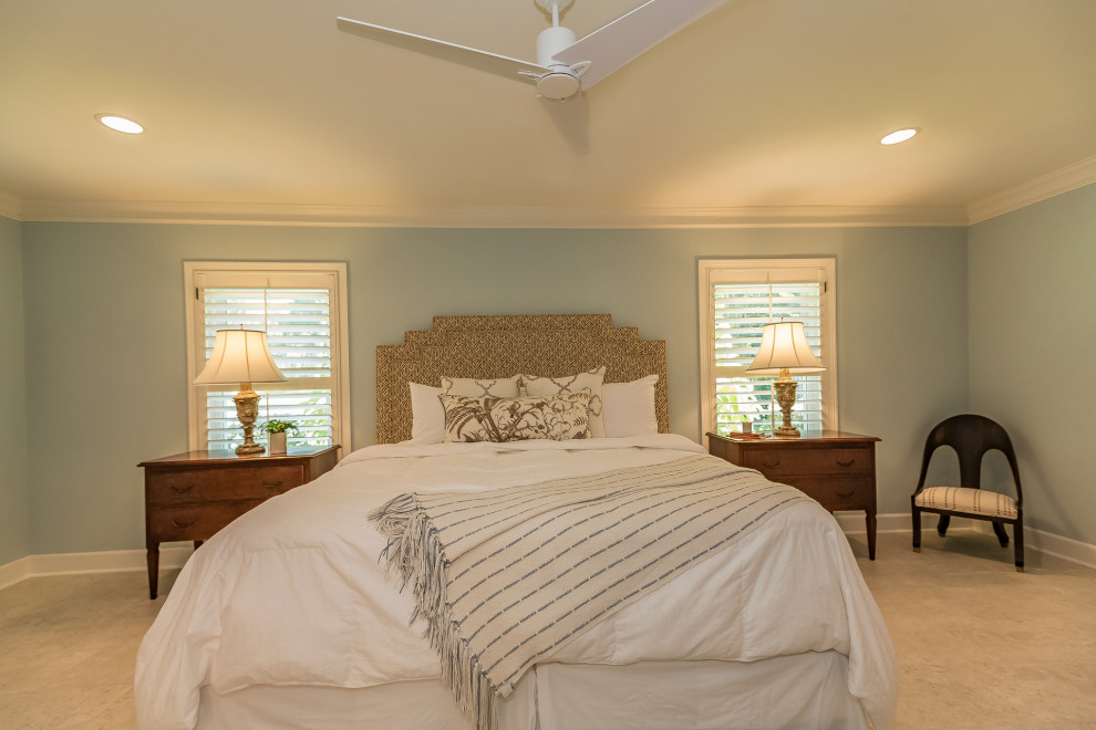 Diseño de dormitorio principal bohemio grande con paredes azules, suelo de travertino y suelo beige