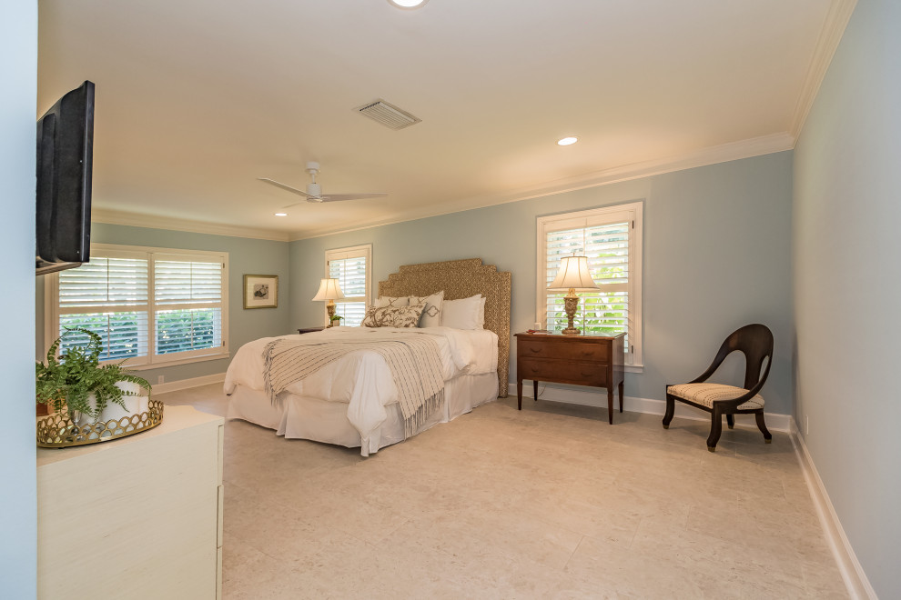 Großes Eklektisches Hauptschlafzimmer mit blauer Wandfarbe, Travertin und beigem Boden in Tampa