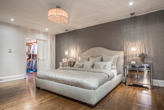 トロントにある広いトラディショナルスタイルのおしゃれな主寝室 (グレーの壁、無垢フローリング) のレイアウト