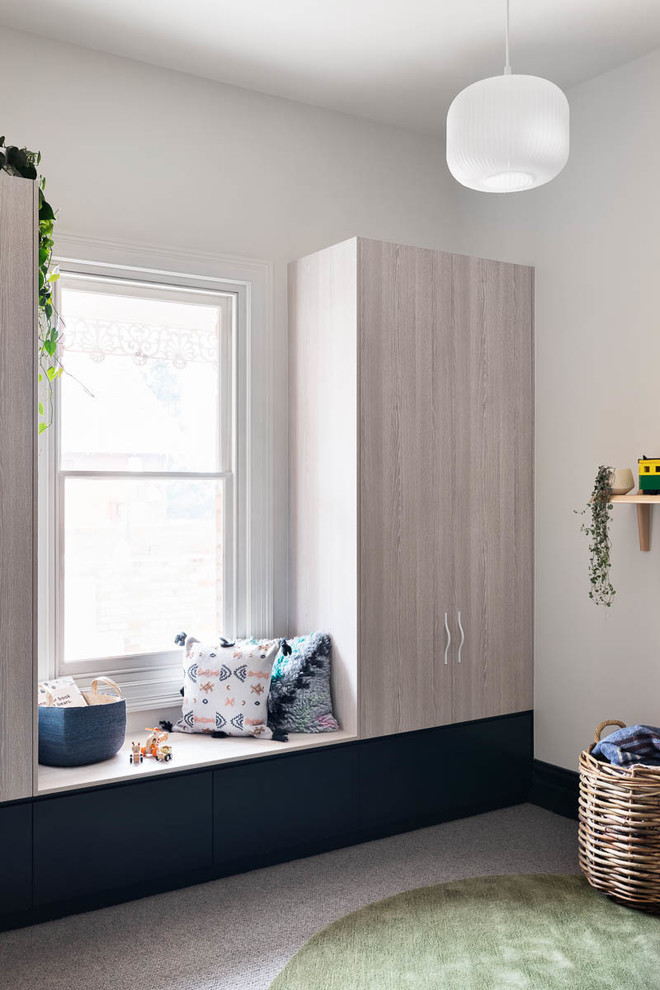Ispirazione per una camera da letto design di medie dimensioni con pareti beige, moquette e pavimento grigio