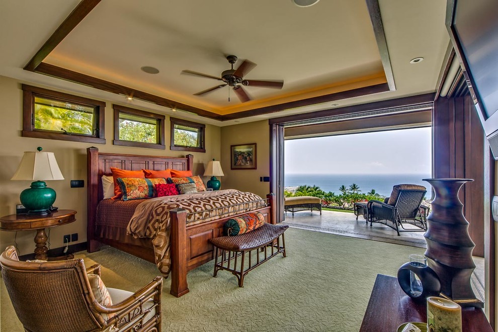 Großes Hauptschlafzimmer ohne Kamin mit beiger Wandfarbe und Teppichboden in Hawaii