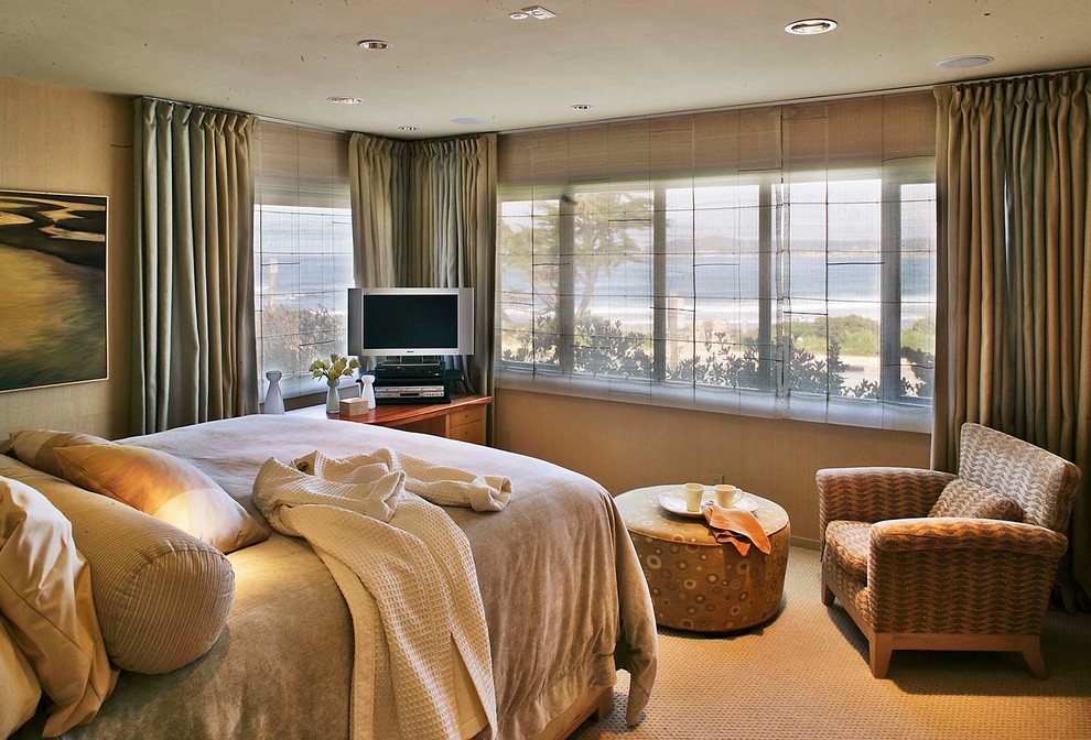 Modernes Schlafzimmer ohne Kamin mit beiger Wandfarbe und Teppichboden in San Francisco