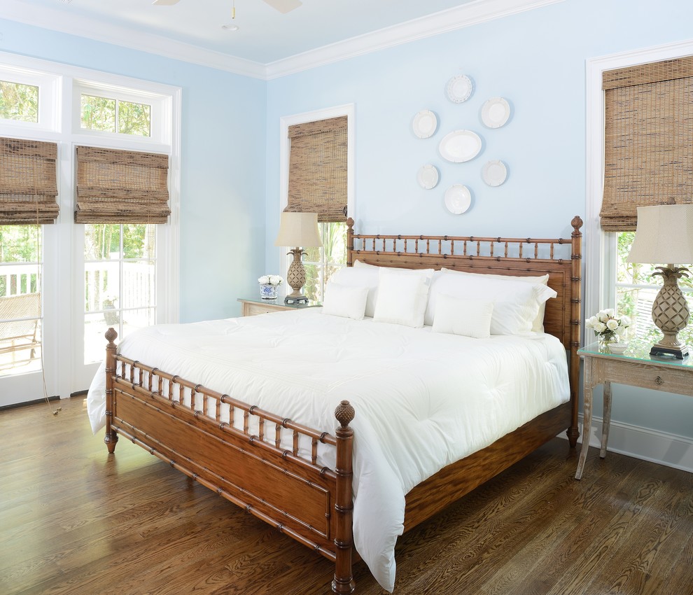 Пример оригинального дизайна: спальня в морском стиле с синими стенами и темным паркетным полом