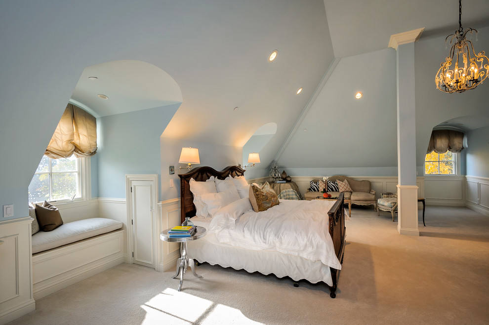 Immagine di un'ampia camera da letto stile loft classica con pareti blu e moquette