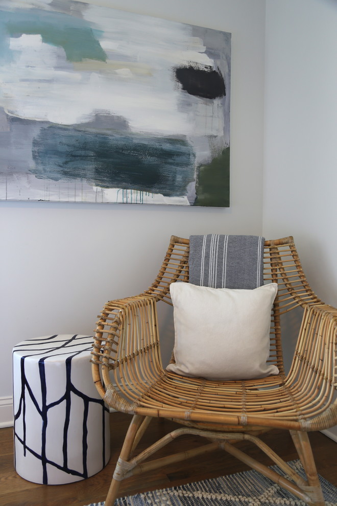 Imagen de habitación de invitados tradicional renovada de tamaño medio sin chimenea con paredes azules, suelo de madera clara y suelo beige