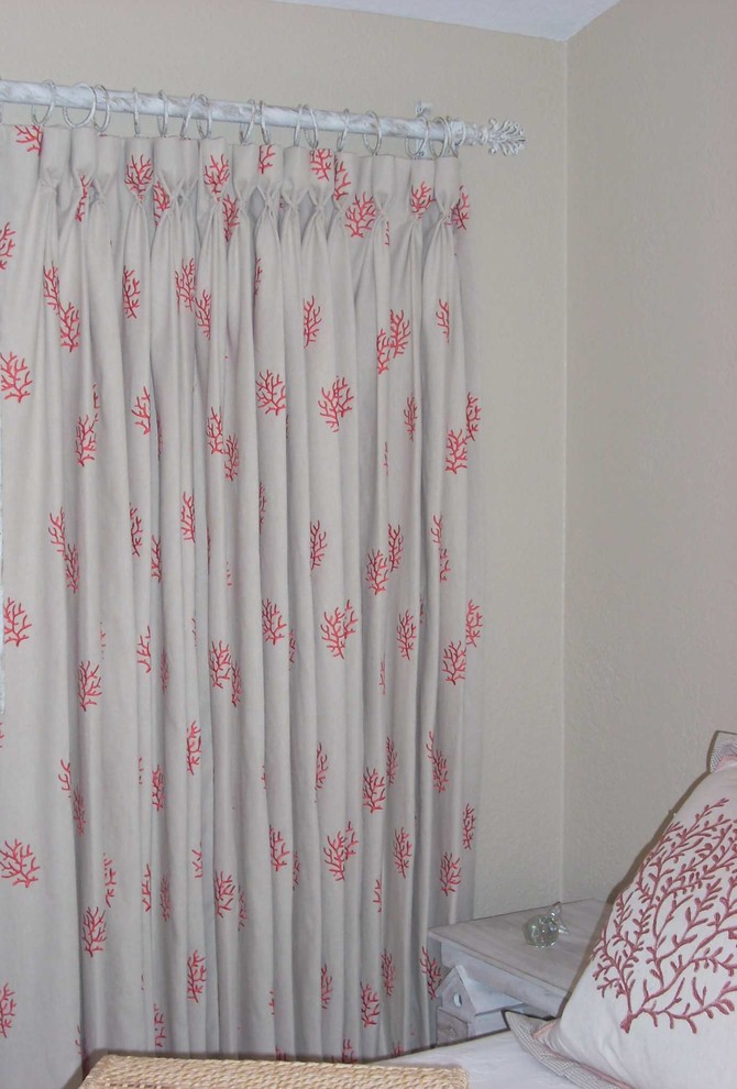 オースティンにあるトロピカルスタイルのおしゃれな寝室のインテリア