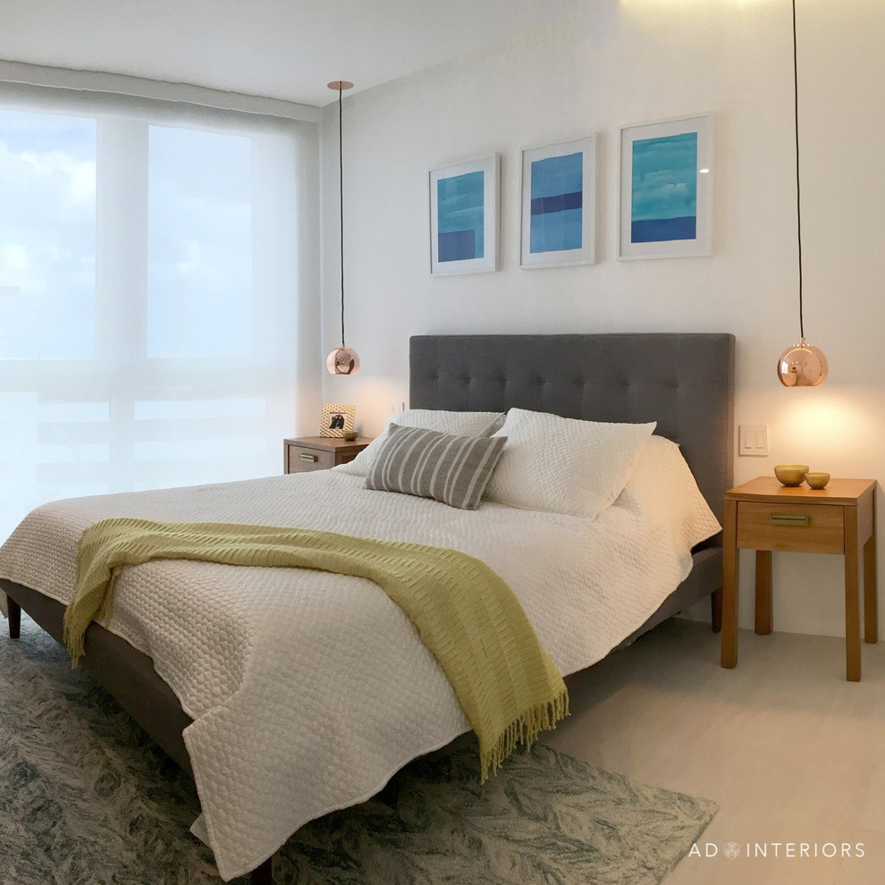 Modelo de dormitorio principal moderno pequeño con paredes blancas y suelo de baldosas de porcelana