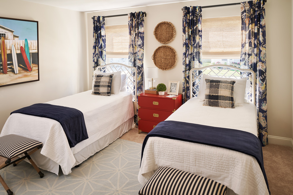 Maritimes Schlafzimmer mit beiger Wandfarbe, Teppichboden und beigem Boden in Philadelphia