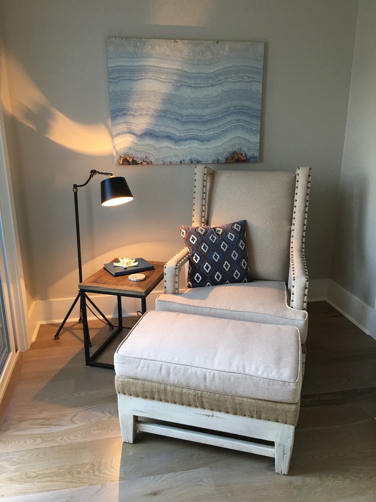 Imagen de dormitorio principal costero de tamaño medio con paredes beige y suelo de madera en tonos medios