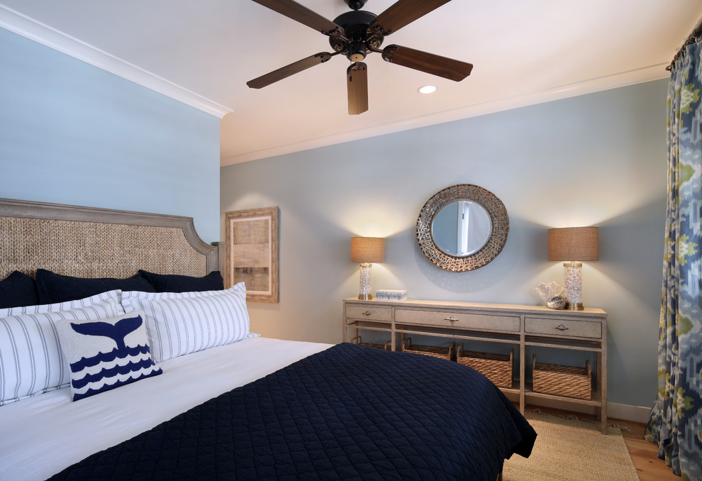 Diseño de habitación de invitados costera de tamaño medio con paredes azules y suelo de madera clara